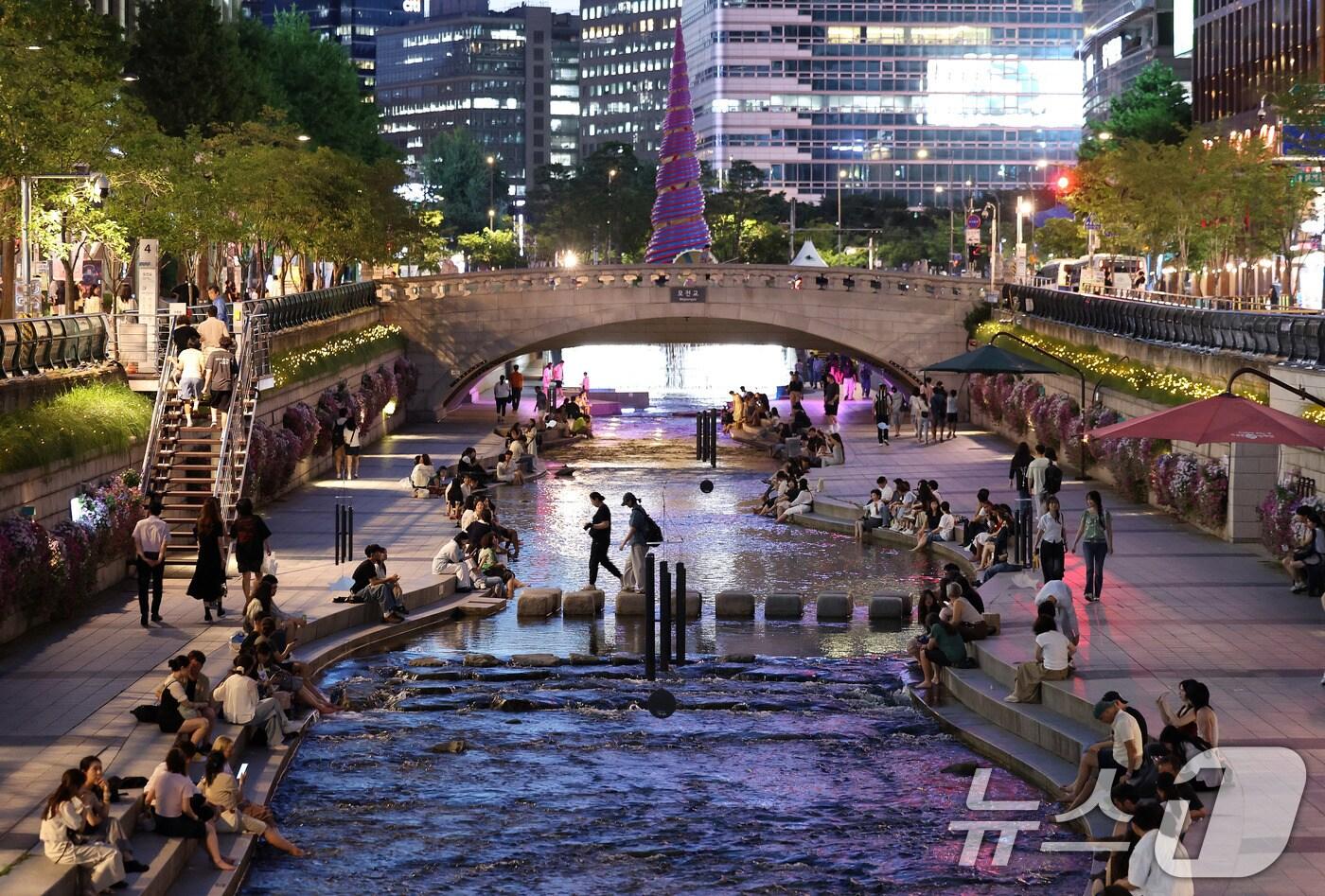 서울에 올해 처음으로 열대야가 기록된 30일 서울 청계천에서 시민들이 더위를 식히고 있다. 열대야는 밤 사이&#40;전날 오후 6시 1분부터 다음날 오전 9시까지&#41; 기온이 25도 이상으로 유지되는 현상이다. 2025.6.30/뉴스1 ⓒ News1 박지혜 기자