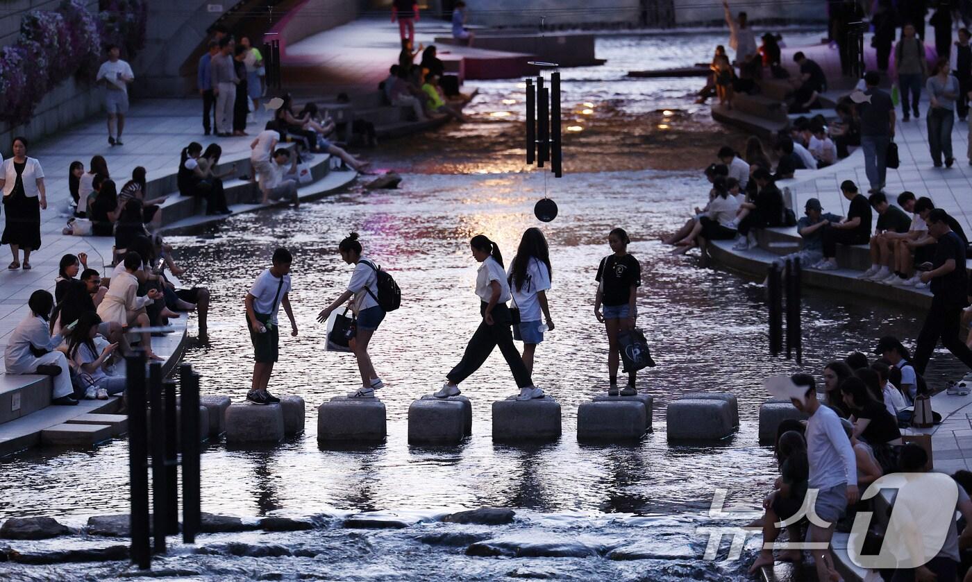  30일  시민들과 외국인 관광객들이 더위를 식히고 있다. 2025.6.30/뉴스1 ⓒ News1 박지혜 기자