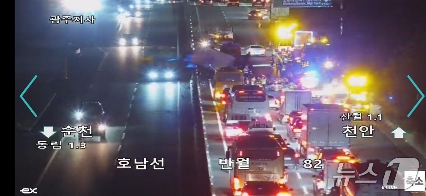 광주 광산구 동림IC 사고 현장 모습.(고속도로 실시간 CCTV 캡처. 재판매 및 DB금지) 2025.6.30/뉴스1