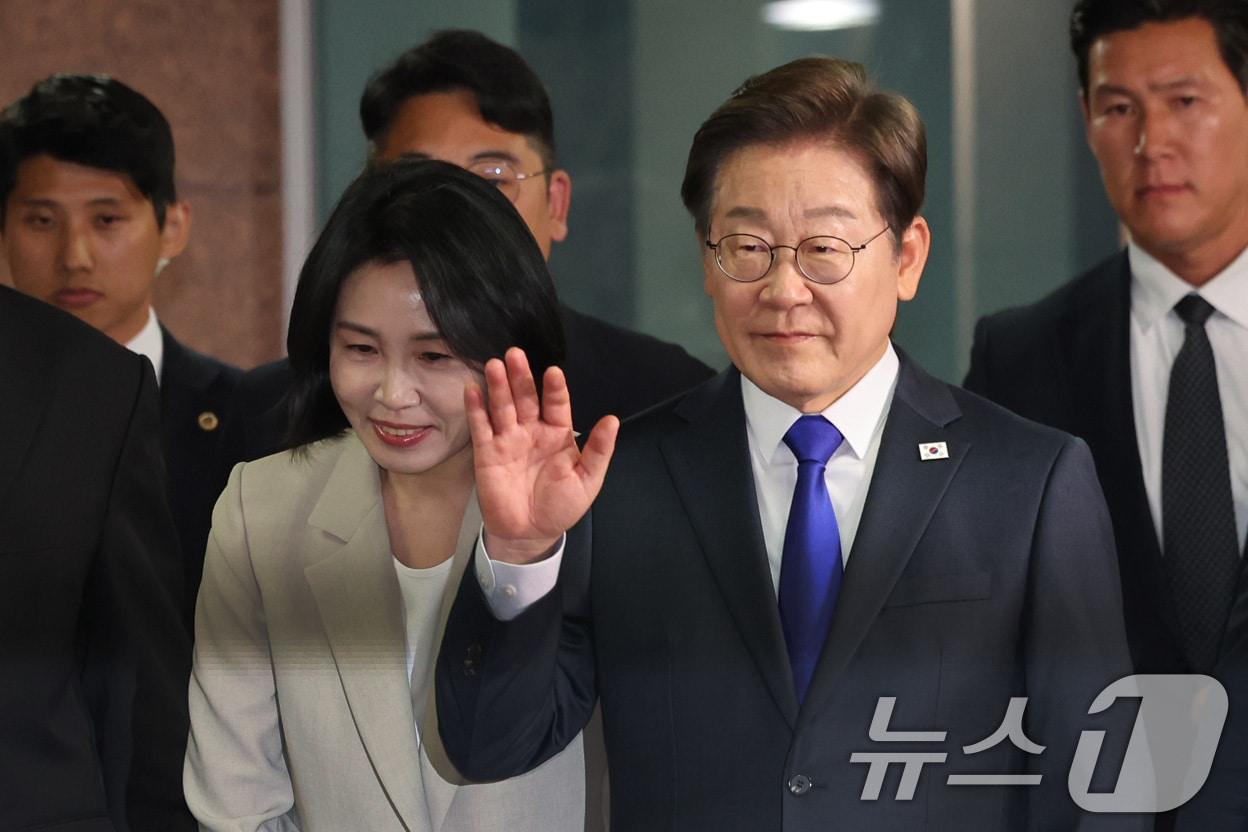 본문 이미지 - 이재명 더불어민주당 대통령 후보가 3일 밤 당선이 확실시된 가운데 인천 계양구 자택을 나서고 있다. 2025.6.3/뉴스1 ⓒ News1 이동해 기자