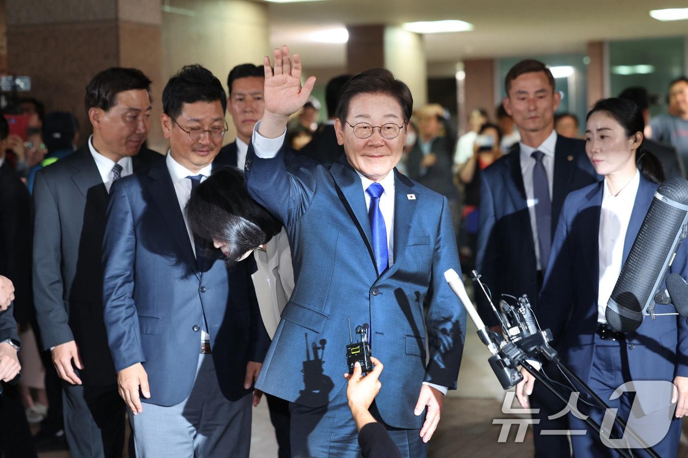 이재명 더불어민주당 대통령 후보가 3일 밤 당선이 확실시된 가운데 인천 계양구 자택을 나서고 있다. 2025.6.4/뉴스1 ⓒ News1 이동해 기자