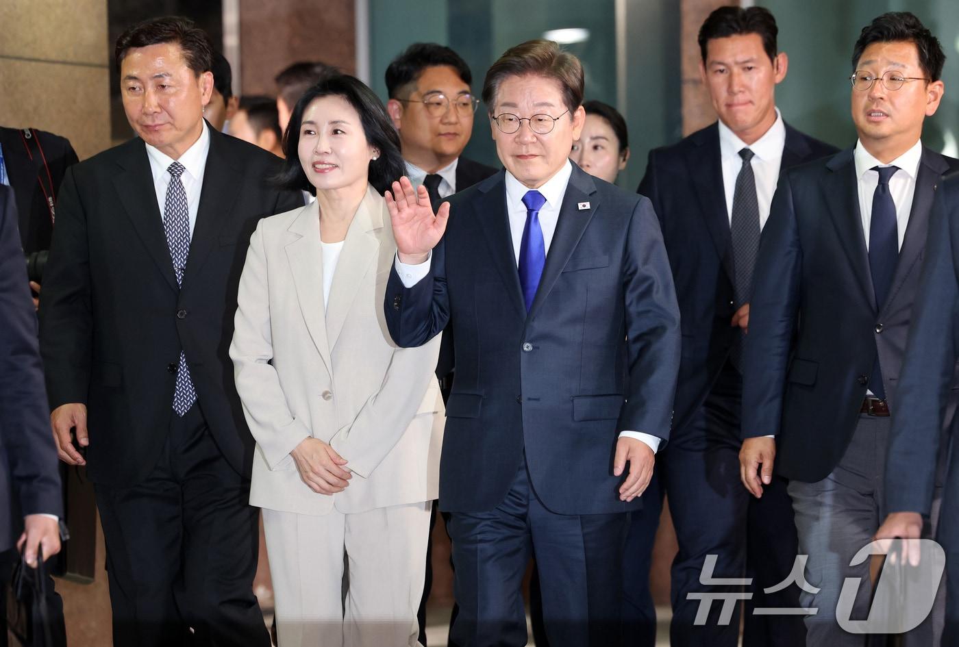 이재명 더불어민주당 대통령 후보가 3일 밤 당선이 확실시된 가운데 인천 계양구 자택을 나서고 있다. 2025.6.4/뉴스1 ⓒ News1 이동해 기자