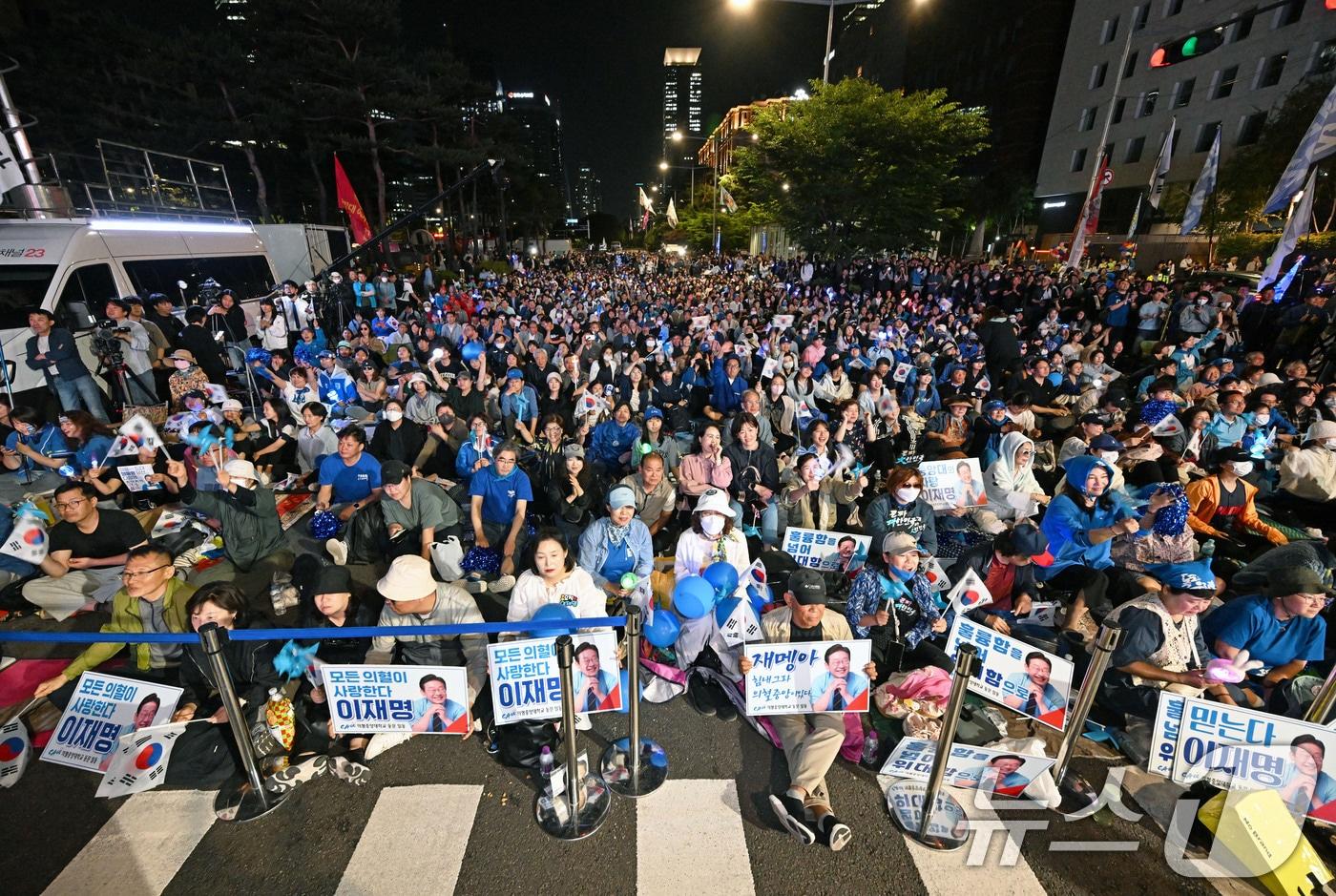 이재명 더불어민주당 대통령 후보가 3일 밤 당선이 확실시된 가운데 서울 여의도 국회 앞에서 지지자들이 환호하고 있다. &#40;공동취재&#41; 2025.6.4/뉴스1 ⓒ News1 안은나 기자