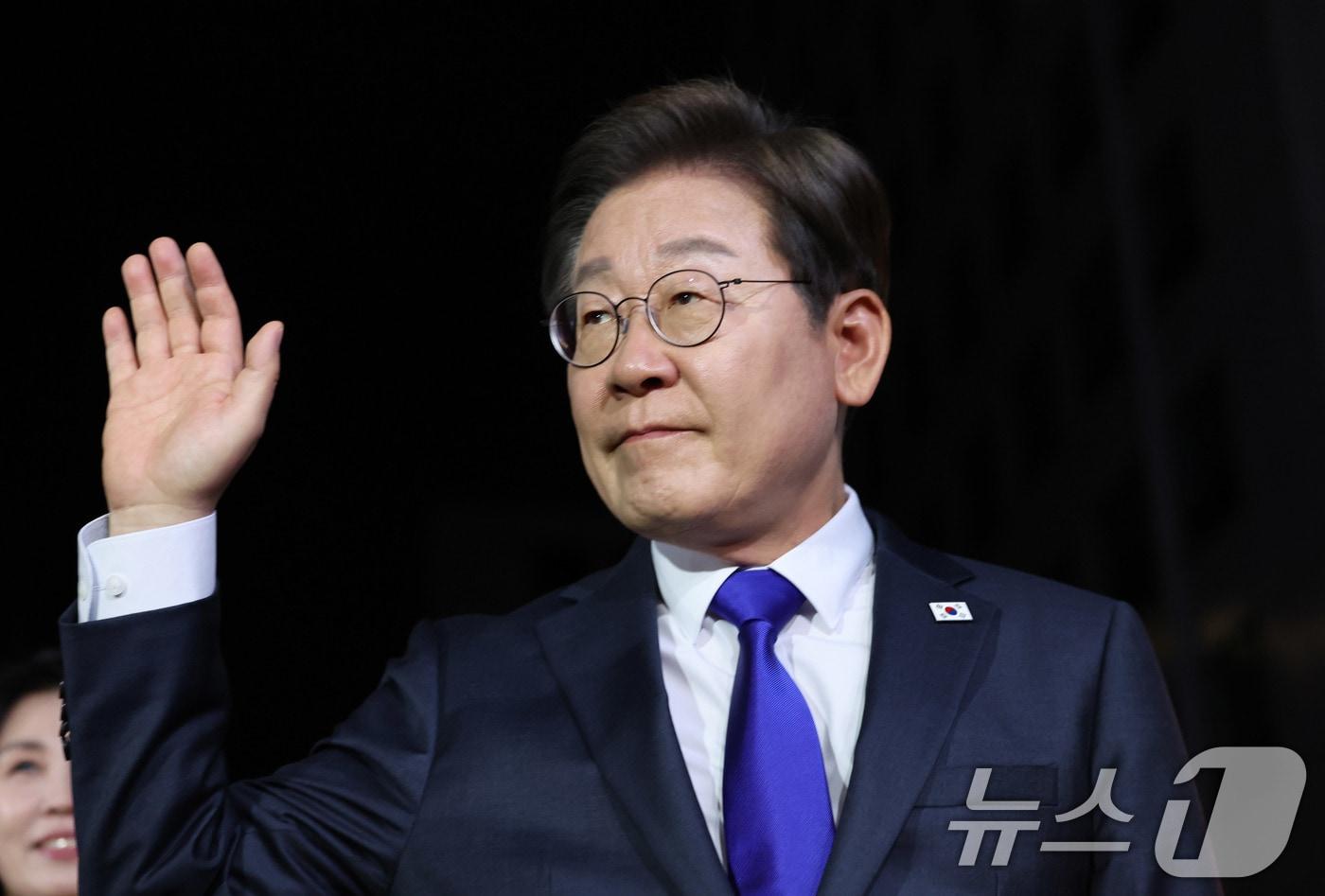 당선이 확실시된 이재명 더불어민주당 대통령 후보가 4일 서울 여의도 민주당사에 들어서며 손을 흔들고 있다. &#40;공동취재&#41; 2025.6.4/뉴스1 ⓒ News1 안은나 기자