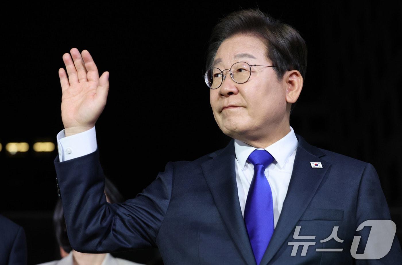 당선이 확실시된 이재명 더불어민주당 대통령 후보가 4일 서울 여의도 민주당사에 들어서며 손을 흔들고 있다. &#40;공동취재&#41; 2025.6.4/뉴스1 ⓒ News1 안은나 기자