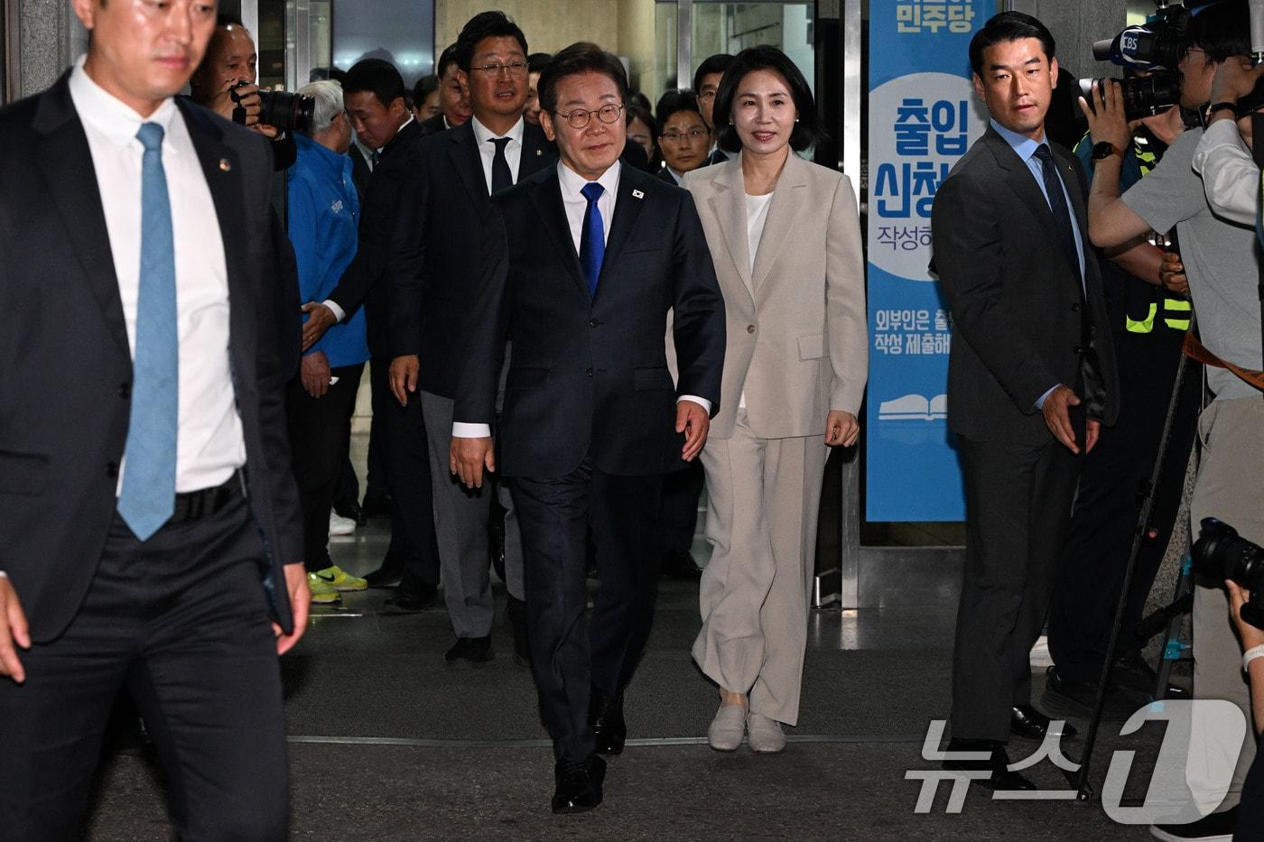 당선이 확실시된 이재명 더불어민주당 대통령 후보가 4일 서울 여의도 민주당사를 방문한 후 개표방송 행사로 향하고 있다. (공동취재) 2025.6.4/뉴스1 ⓒ News1 안은나 기자