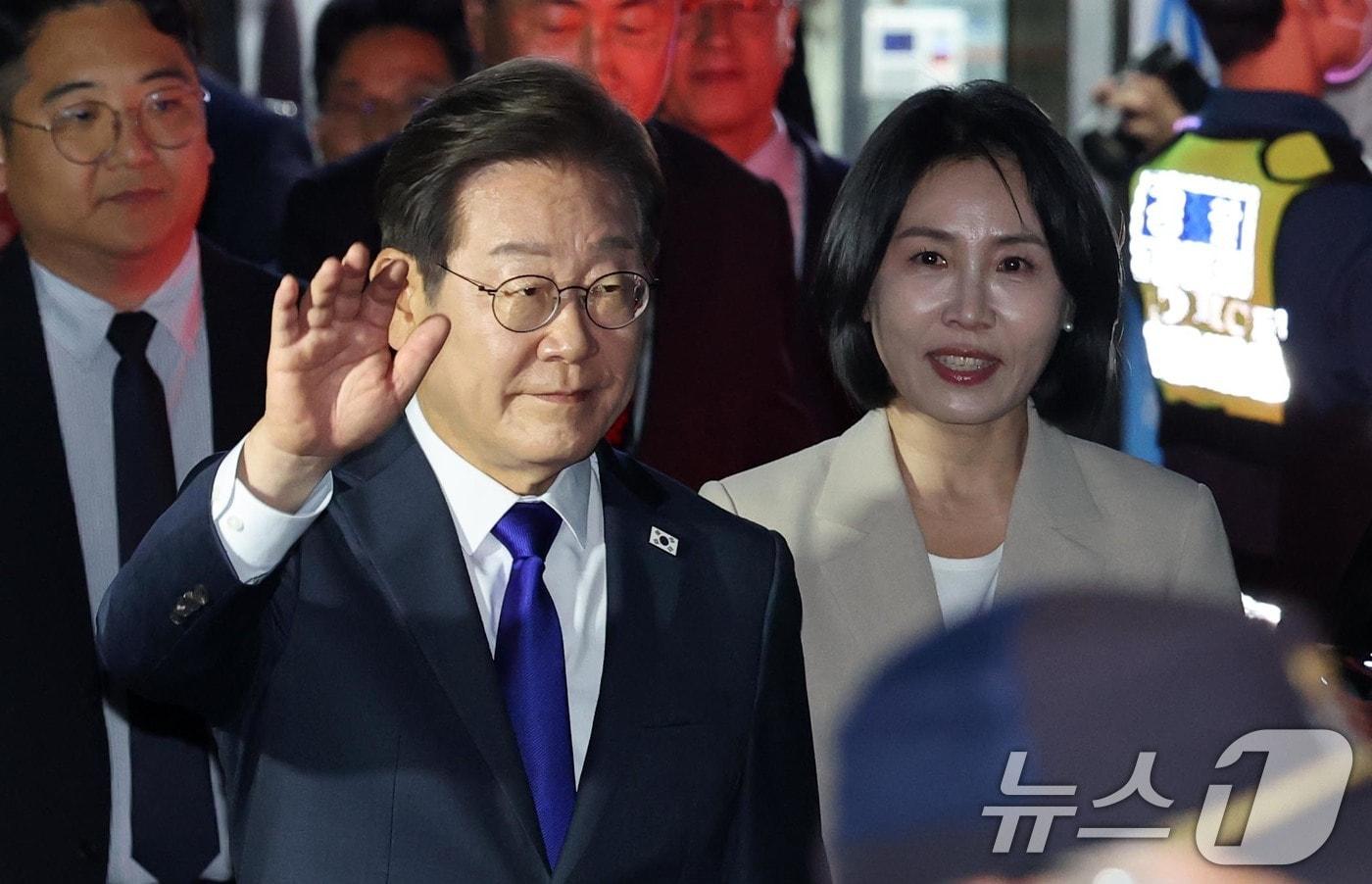 당선이 확실시된 이재명 더불어민주당 대통령 후보가 4일 서울 여의도 민주당사를 방문한 후 개표방송 행사장으로 향하고 있다. (공동취재) 2025.6.4/뉴스1 ⓒ News1 안은나 기자