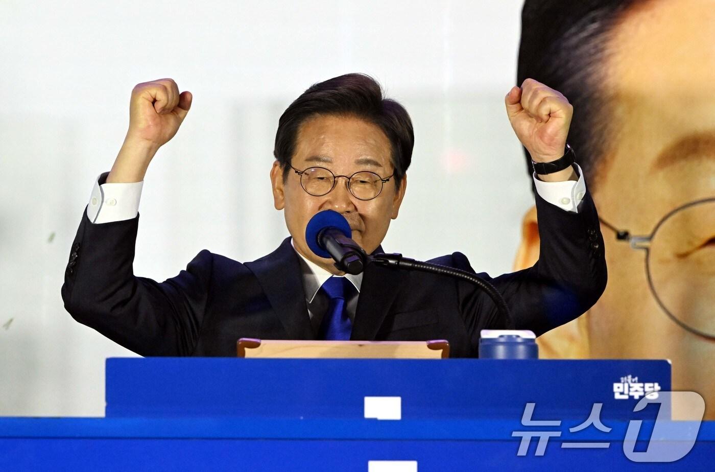 이재명 대통령 당선인이 4일 서울 여의도 국회 앞에 마련된 민주당 국민개표방송시청 현장을 찾아 지지자들에게 연설하고 있다. &#40;공동취재&#41; 2025.6.4/뉴스1 ⓒ News1 안은나 기자