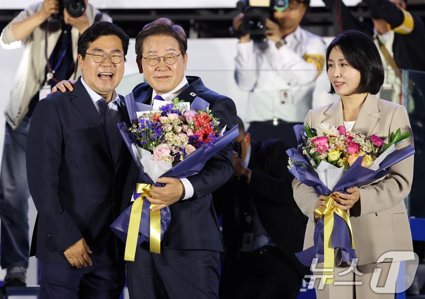 당선이 확실시된 이재명 더불어민주당 대통령 후보가 김혜경 여사와 4일 오전 서울 여의도 국회 앞을 찾아 박찬대 상임총괄선대본부장으로부터 꽃다발을 받고 있다. (공동취재) ⓒ News1 안은나 기자