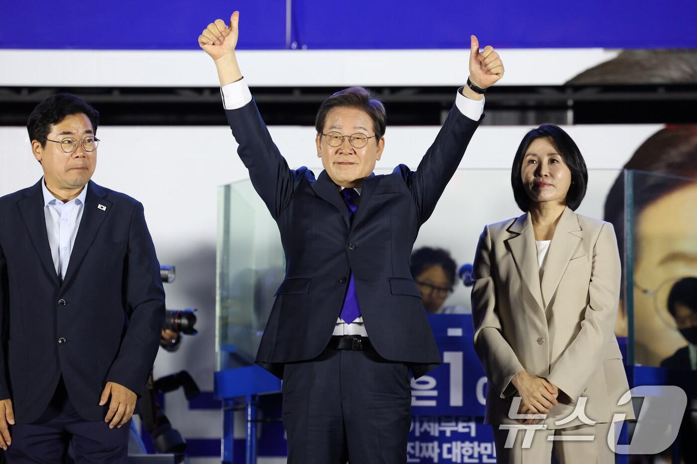 당선이 확실시된 이재명 더불어민주당 대통령 후보가 4일 서울 여의도 국회 앞에 마련된 민주당 국민개표방송시청 현장을 찾아 지지자들에게 인사하고 있다. (공동취재) 2025.6.4/뉴스1 ⓒ News1 안은나 기자