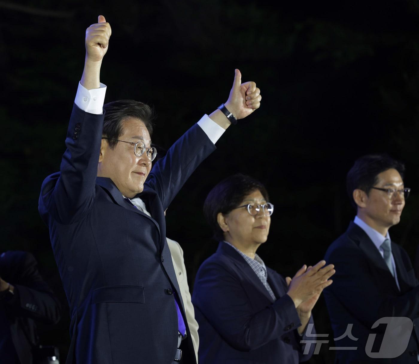 본문 이미지 - 당선이 확실시 되는 이재명 더불어민주당 대통령 후보가 4일 오전 서울 여의도 국회 앞에서 열린 국민 개표방송 행사에서 시민들을 향해 인사하고 있다. (공동취재) 2025.6.4/뉴스1 ⓒ News1 안은나 기자