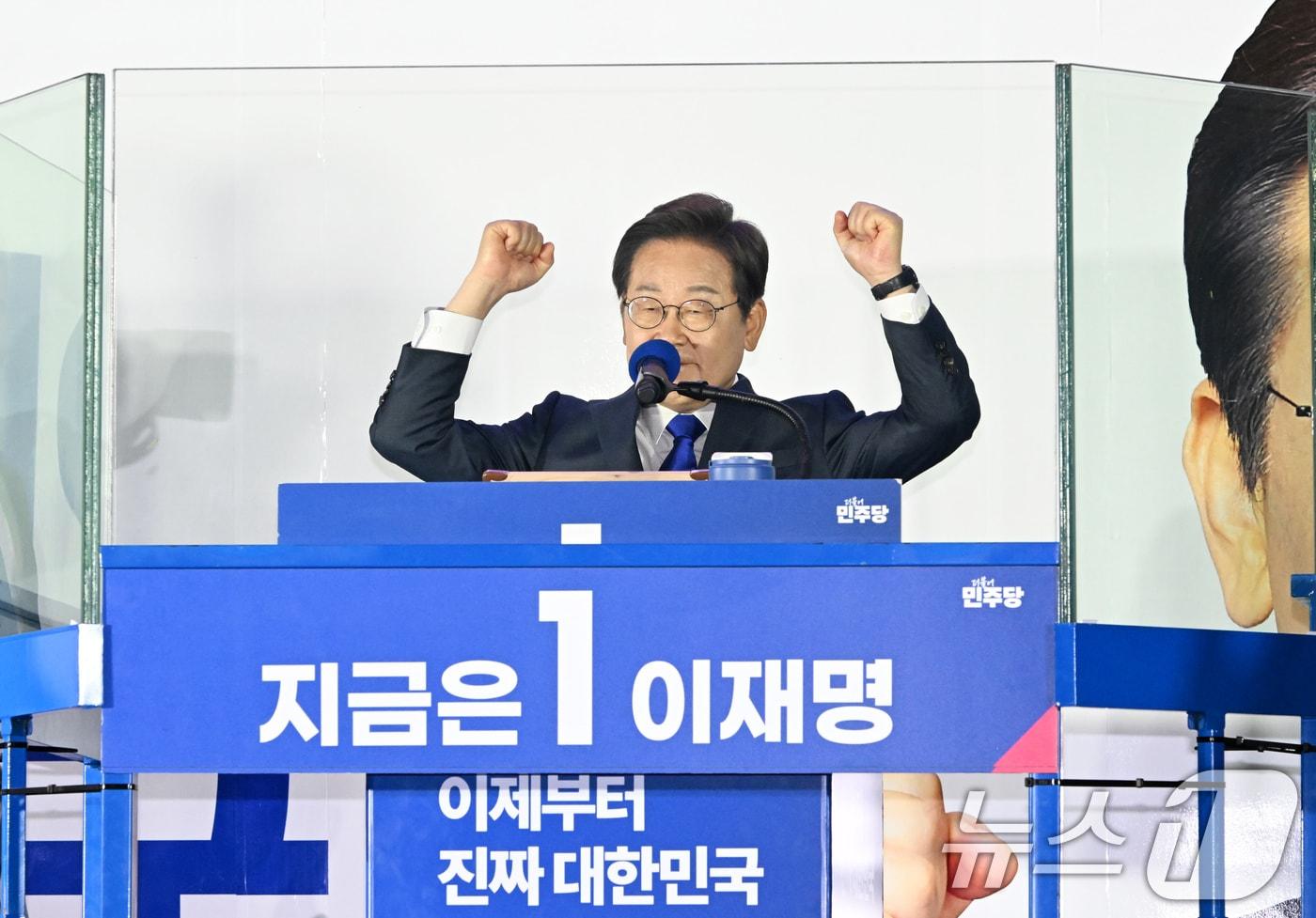 제21대 대통령 선거에서 당선이 확실해진 이재명 더불어민주당 후보가 4일 오전 서울 여의도 국회 앞에 마련된 개표방송 야외 무대에 올라 연설을 하고 있다. &#40;공동취재&#41; 2025.6.4/뉴스1 ⓒ News1 안은나 기자