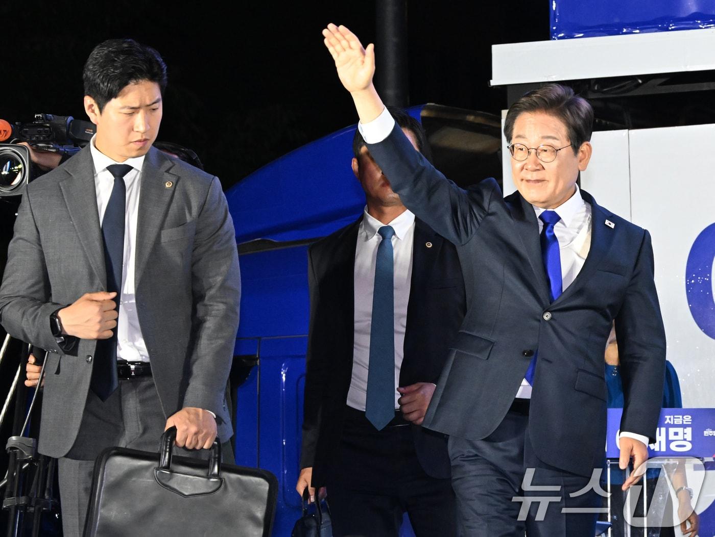 본문 이미지 - 당선이 확실시된 이재명 더불어민주당 대통령 후보가 4일 서울 여의도 국회 앞에 마련된 민주당 국민개표방송시청 현장을 찾아 지지자들에게 인사하고 있다. (공동취재) 2025.6.4/뉴스1 ⓒ News1 안은나 기자