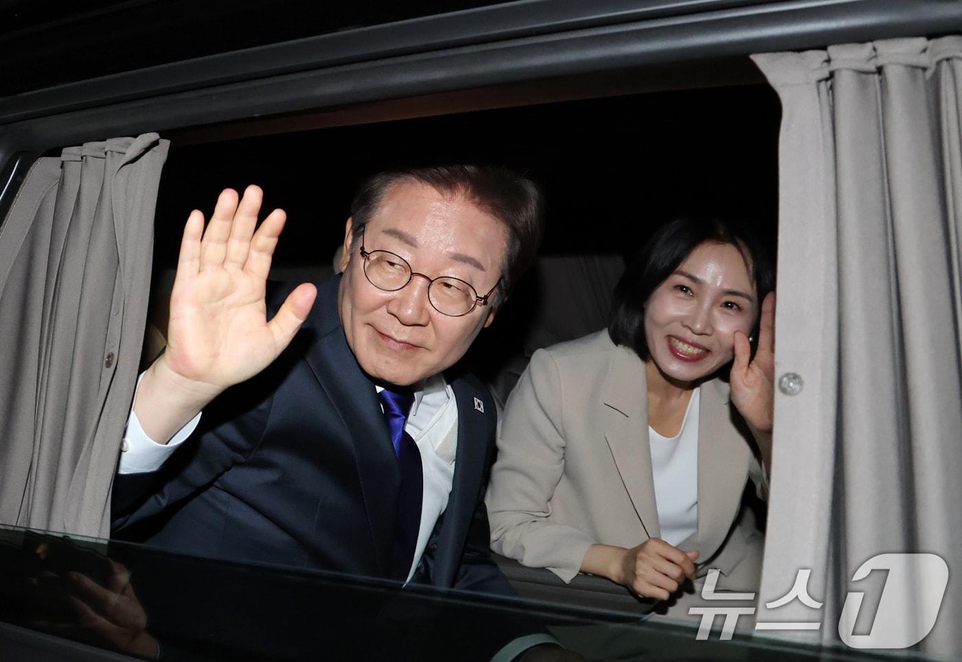 당선이 확실시된 이재명 더불어민주당 대통령 후보가 4일 서울 여의도 국회 앞에 마련된 민주당 국민개표방송시청 현장에서 연설을 마친 후 떠나고 있다. &#40;공동취재&#41; 2025.6.4/뉴스1 ⓒ News1 안은나 기자