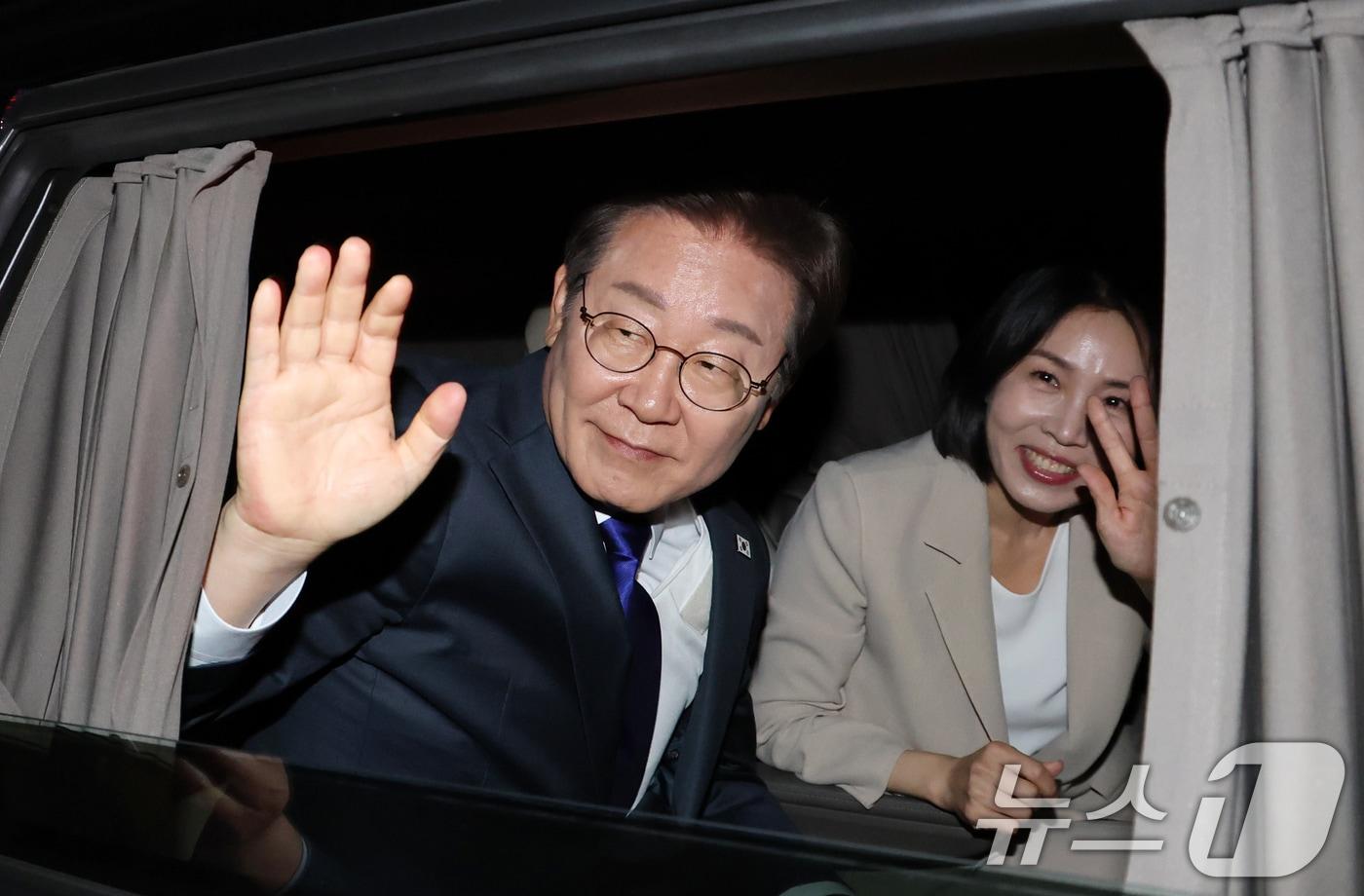 당선이 확실시된 이재명 더불어민주당 대통령 후보가 4일 서울 여의도 국회 앞에 마련된 민주당 국민개표방송시청 현장에서 연설을 마친 후 떠나고 있다. (공동취재) 2025.6.4/뉴스1 ⓒ News1 안은나 기자