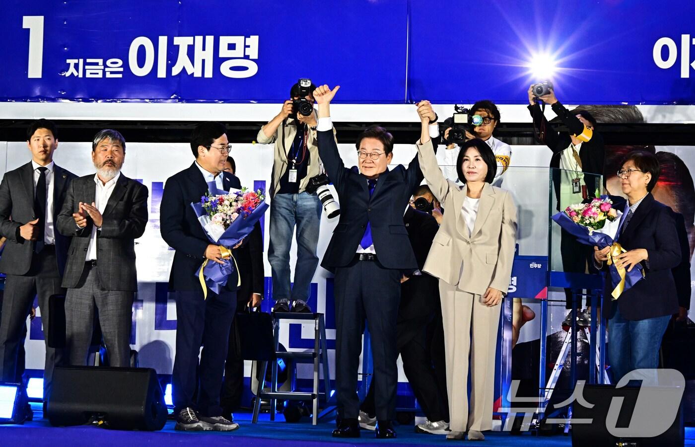 제21대 대통령 선거에서 당선이 확실해진 이재명 더불어민주당 후보가 김혜경 여사와 4일 오전 서울 여의도 국회 앞에 마련된 개표방송 야외 무대에 올라 인사하고 있다. &#40;공동취재&#41; 2025.6.4/뉴스1 ⓒ News1 안은나 기자