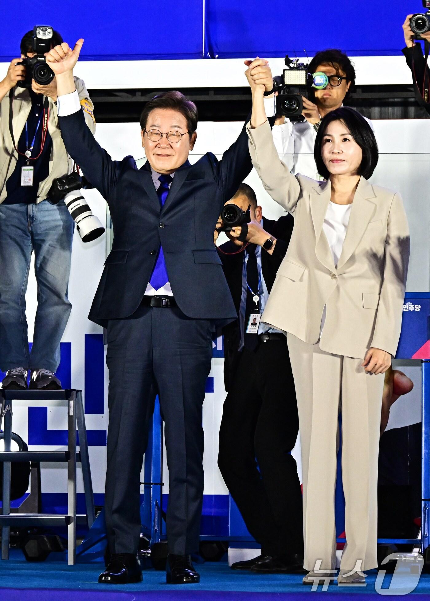 본문 이미지 - 당선이 확실시된 이재명 더불어민주당 대통령 후보와 부인 김혜경 여사가 4일 서울 여의도 국회 앞에 마련된 민주당 국민개표방송시청 현장을 찾아 지지자들에게 인사하고 있다. (공동취재) 2025.6.4/뉴스1 ⓒ News1 안은나 기자