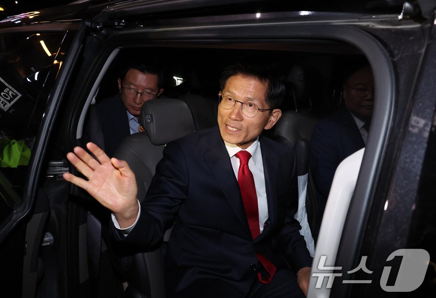 김문수 국민의힘 대통령 후보가 4일 오전 서울 여의도 중앙당사에서 제21대 대통령선거 결과 승복 기자회견을 마친 뒤 차에 탑승해 인사하고 있다. &#40;공동취재&#41; 2025.6.4/뉴스1 ⓒ News1 이광호 기자