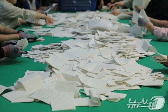 본문 이미지 - 21대 대통령선거 개표가 시작된 3일 오후 8시 울산 북구 오토밸리복지센터 체육관에서 개표사무원들이 분주하게 개표하고 있다. 2025.6.3/뉴스1 ⓒ News1 김세은 기자
