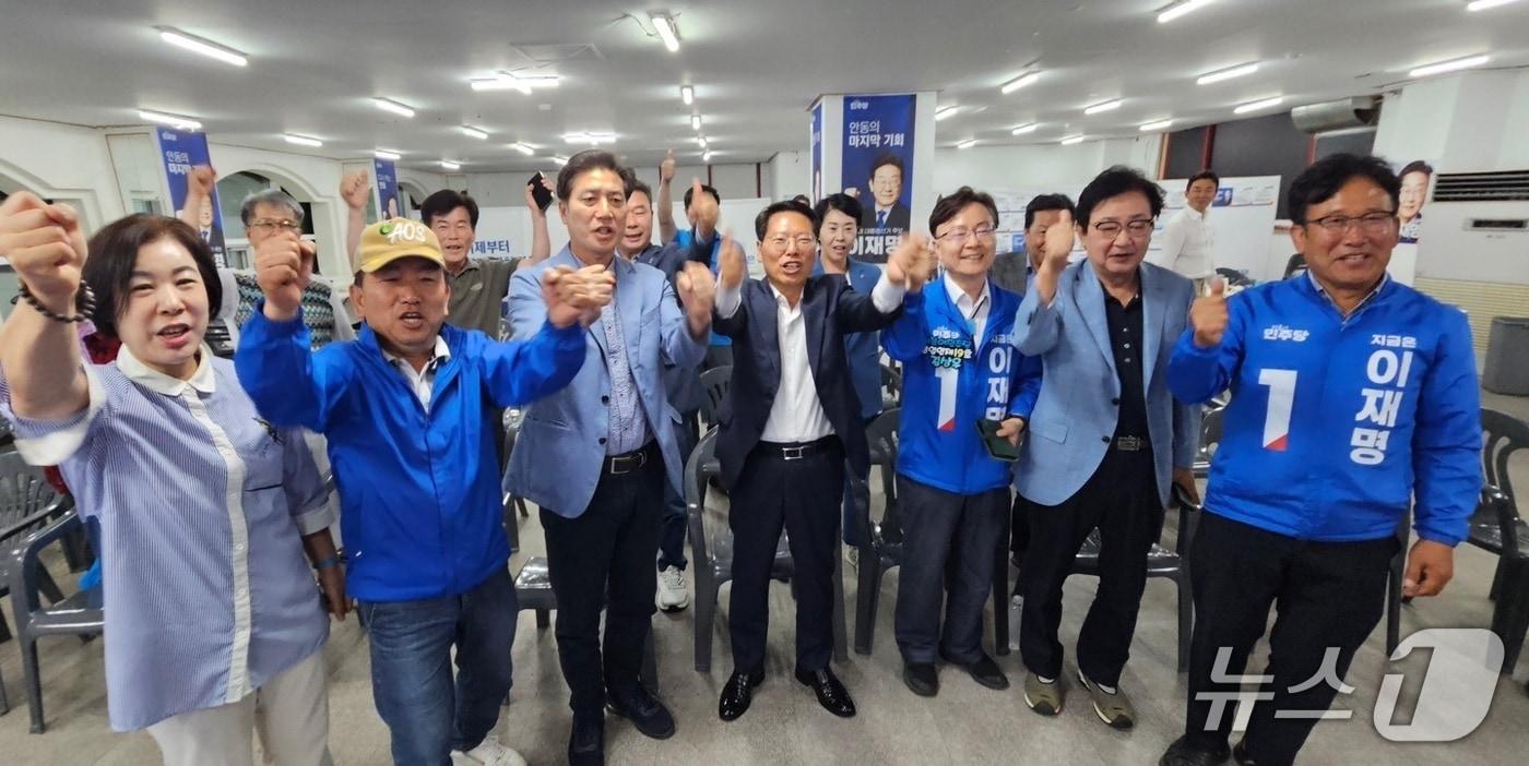 3일 오후 10시 이재명 더불어 민주당 대표의 대선 선거가 마무리 되고 당선됐다. 이날 이 후보의 고향과 지지 세력이 있는 민주당 경북 도당에서 이 후보의 당선을 축하하고 있다.2025.6.4/뉴스1