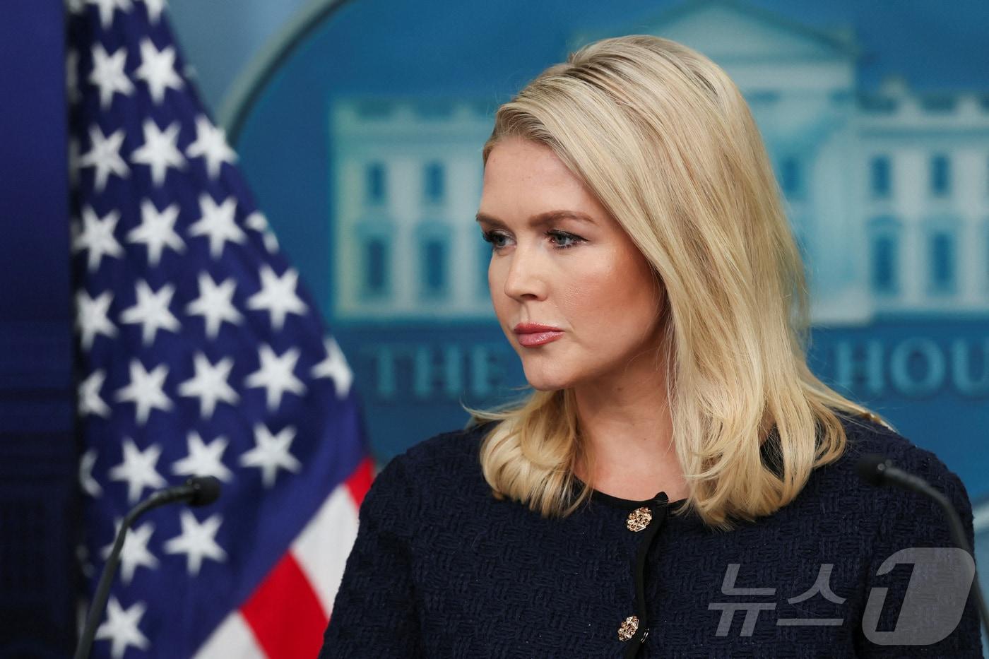 캐롤라인 레빗 백악관 대변인이 3일(현지시간) 미국 워싱턴DC 백악관에서 연 브리핑에서 기자 질문을 듣고 있다. 2025.06.03 ⓒ 로이터=뉴스1 ⓒ News1 류정민 특파원
