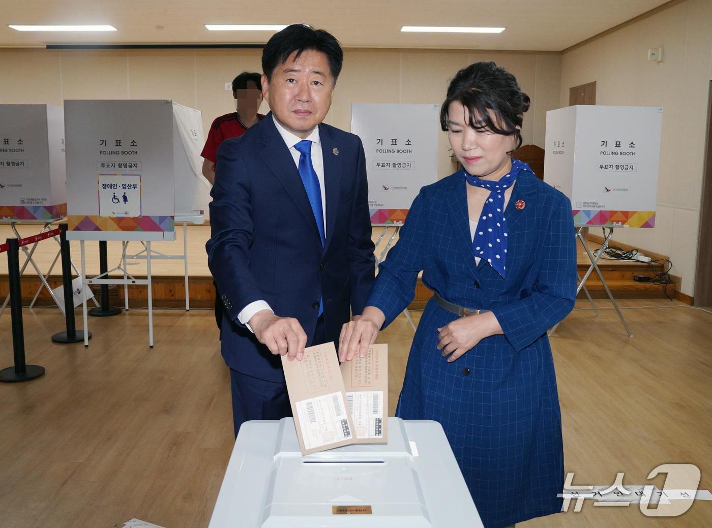 본문 이미지 - 오영훈 제주도지사와 부인 박선희 씨가 제21대 대통령 선거 사전투표 첫날인 지난달 29일 오전 서귀포시 중문동 사전투표소에서 소중한 한표를 행사하고 있다.(제주도 제공, 재판매 및 DB금지)