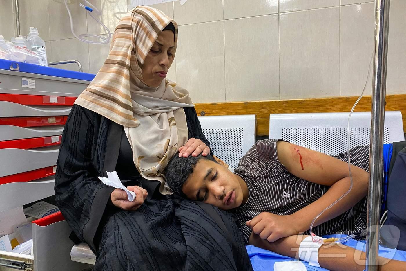 3일(현지시간) 가자지구 라파의 미국 지원을 받는 가자인도주의재단(GHF) 구호 센터 근처에서 이스라엘군의 총격으로 다친 한 팔레스타인 청년이 나세르 병원에서 치료를 받고 있다. 2025.06.03 ⓒ AFP=뉴스1 ⓒ News1 김지완 기자