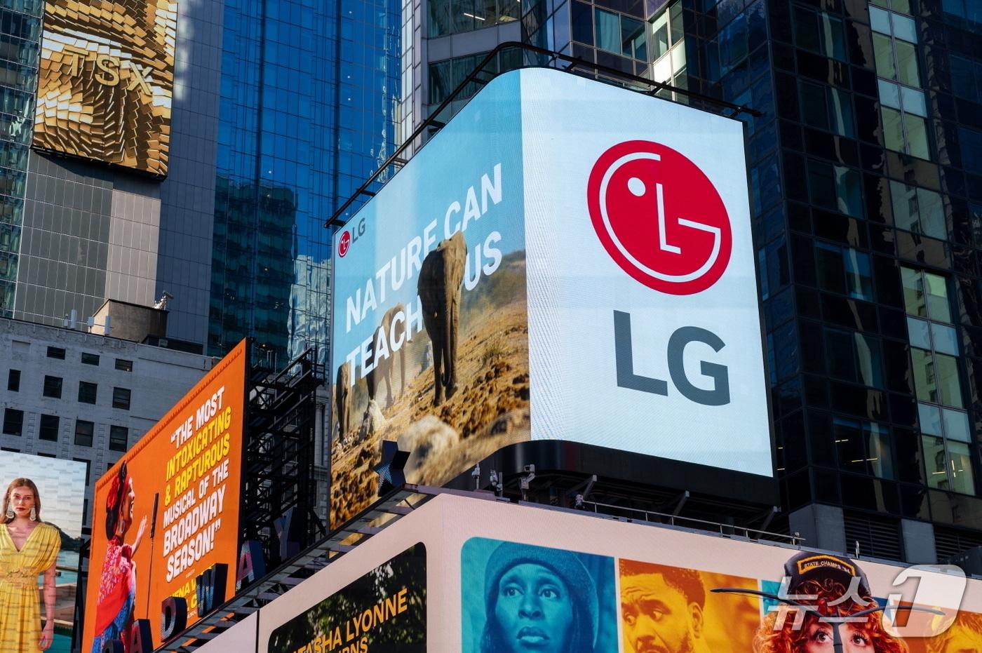 LG전자가 'LG 희망스크린' 활동의 일환으로, 미국 뉴욕 타임스스퀘어와 영국 런던 피카딜리광장 전광판에서 유엔환경계획(UNEP)이 제작한 '세계 환경의 날' 캠페인 영상을 상영한다. 사진은 미국 뉴욕 타임스스퀘어 전광판에서 영상을 상영 중인 모습(LG전자 제공). ⓒ 뉴스1
