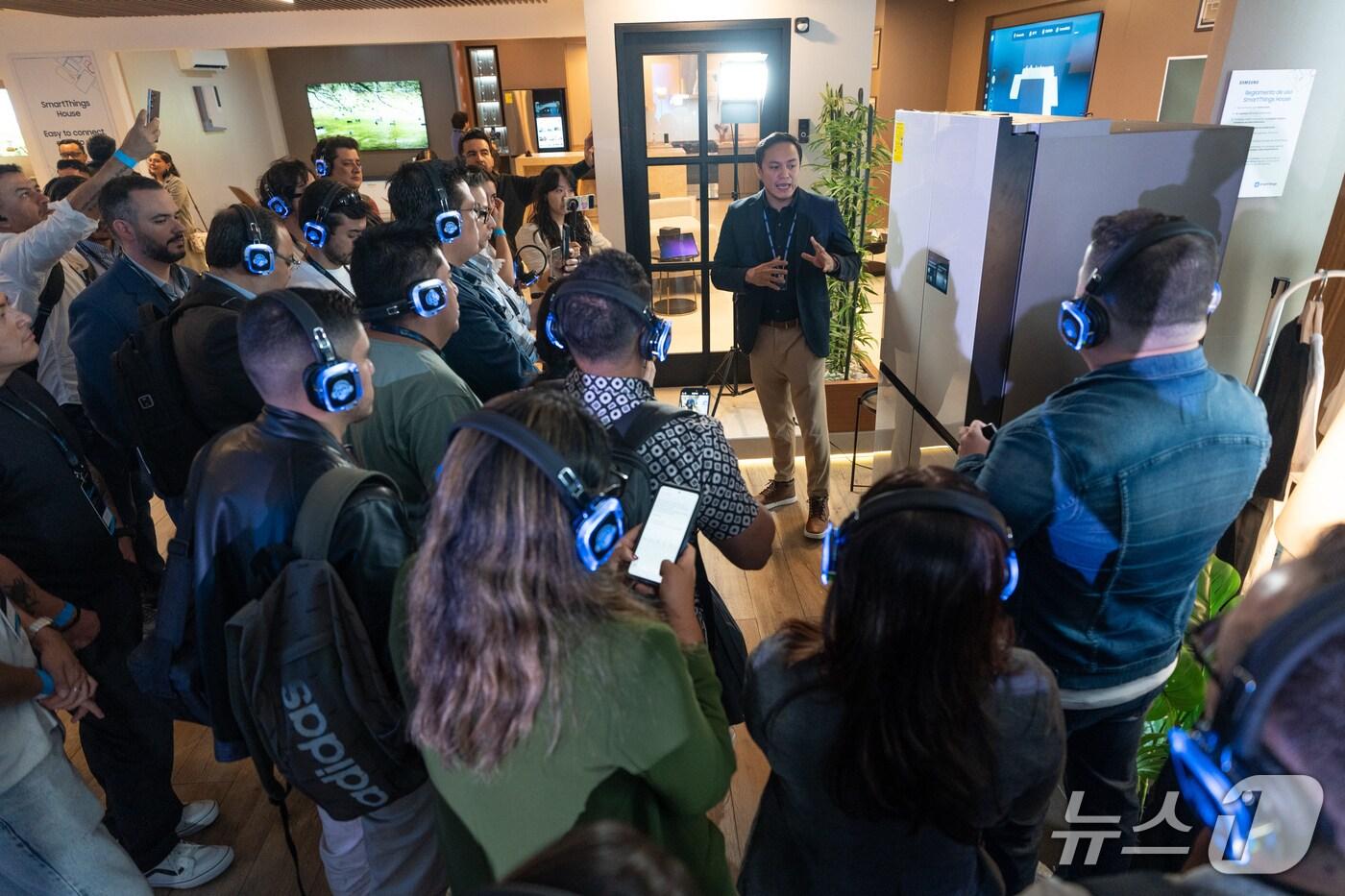 멕시코시티에서 진행된 삼성전자 '2025 중남미 테크세미나'에서 참석자들이 '비스포크 AI 가전' 신제품을 살펴보고 있다. (사진제공 = 삼성전자) 