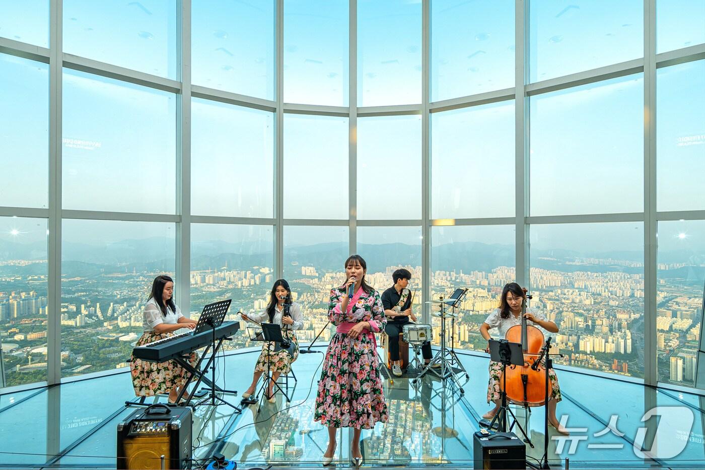 참여형 자율 버스킹 공연 오픈스테이지(서울스카이 제공)