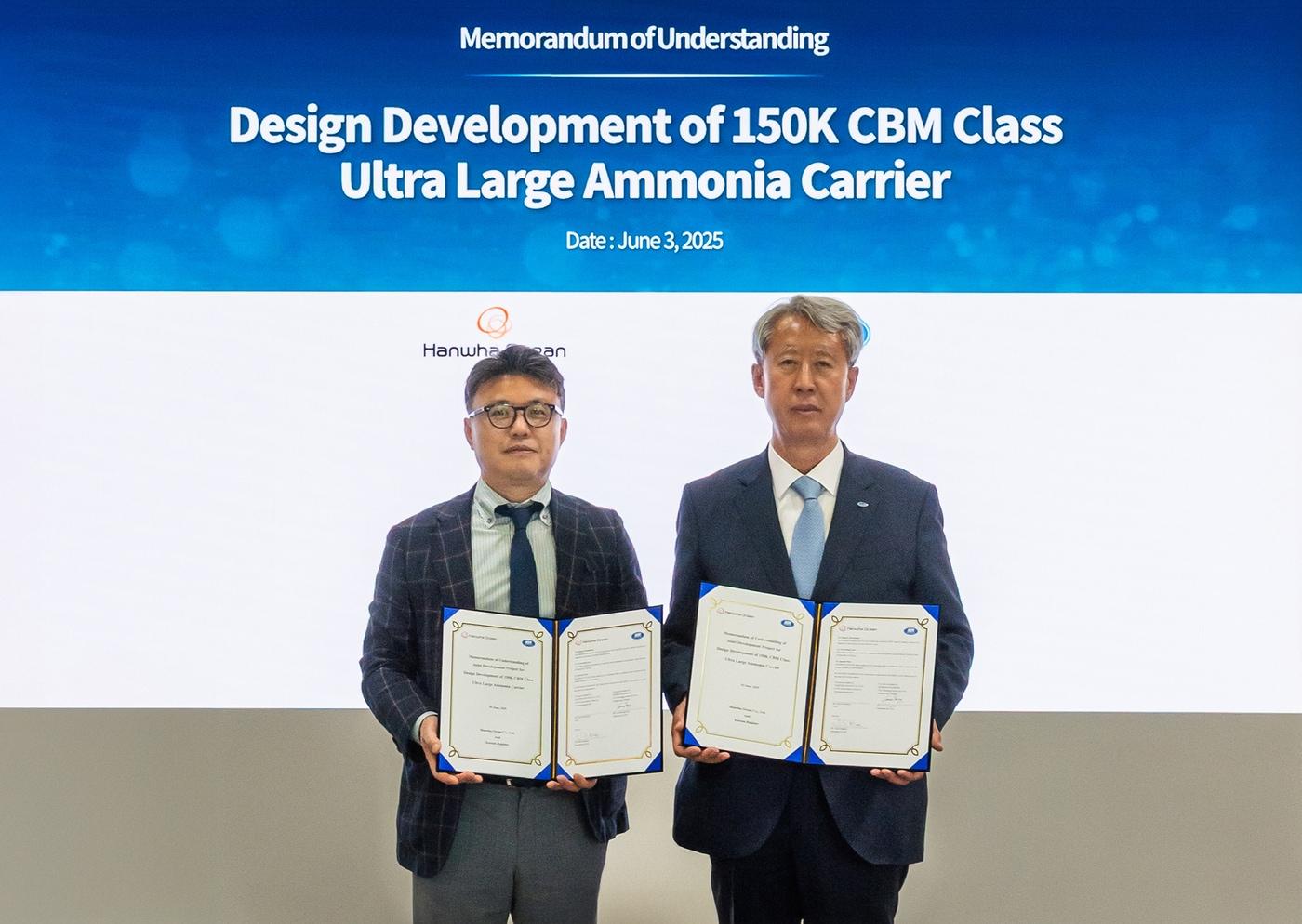 김종서 한화오션 상선사업부장 사장&#40;왼쪽&#41;과 이형철 한국선급 회장&#40;한화오션 제공&#41;