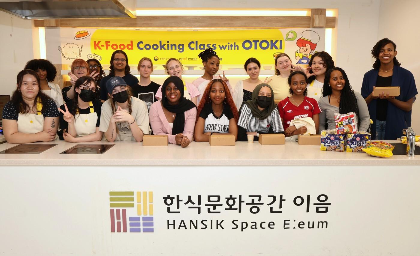  지난 30일 서울 종로구 한식문화공간 이음에서 오뚜기와 한식진흥원이 함께 진행한 ‘K-Food 쿠킹클래스’에 참가한 외국인들이 기념촬영을 하고 있다.(오뚜기 제공)