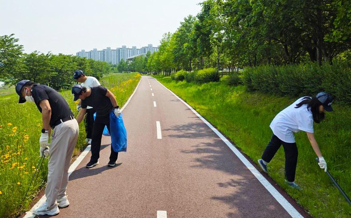 본문 이미지 - 오비맥주 광주공장 관계자들이 세계 환경의 날을 기념 &#39;광주시민의 숲&#39; 정화에 나선 모습.&#40;오비맥주 제공&#41;