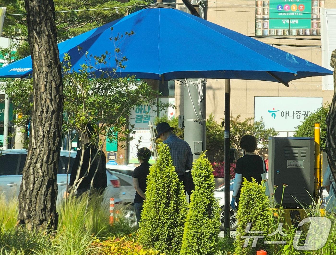 본문 이미지 - 4일 오전 경북 포항시 오광장 횡단보도에서 출근길 시민들이 그늘막 아래에서 햇볕을 피하고 있다. 2025.6.4/뉴스1 ⓒ News1 최창호 기자