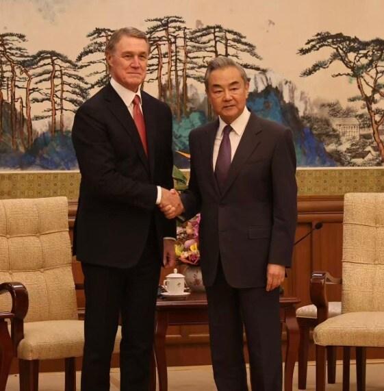 본문 이미지 - 3일 왕이 중국 외교부장(오른쪽)과 데이비드 퍼듀 주중 미국대사가 베이징에서 만나 악수하고 있다. <출처=퍼듀 대사 엑스(X) 계정>