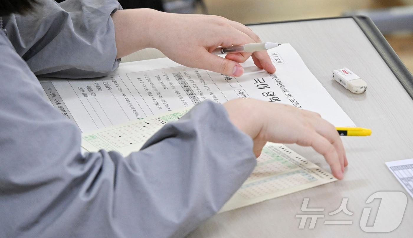 2026학년도 대학수학능력시험 6월 모의평가가 치러진 4일 서울 영등포구 여의도여자고등학교에서 학생들이 시험 준비를 하고 있다. 2025.6.4/뉴스1 ⓒ News1 사진공동취재단