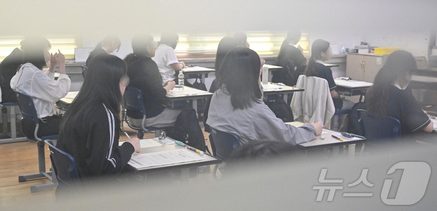2026학년도 대학수학능력시험 6월 모의평가가 치러진 지난 64일 서울의 한고등학교에서 학생들이 시험 준비를 하고 있다.(사진은 기사 내용과 무관함)  2025.6.4/뉴스1 ⓒ News1 사진공동취재단