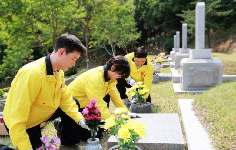 본문 이미지 - 아성다이소 임직원들이 지난 30일 국립서울현충원에서 봉사활동을 하고 있다. (아성다이소 제공)