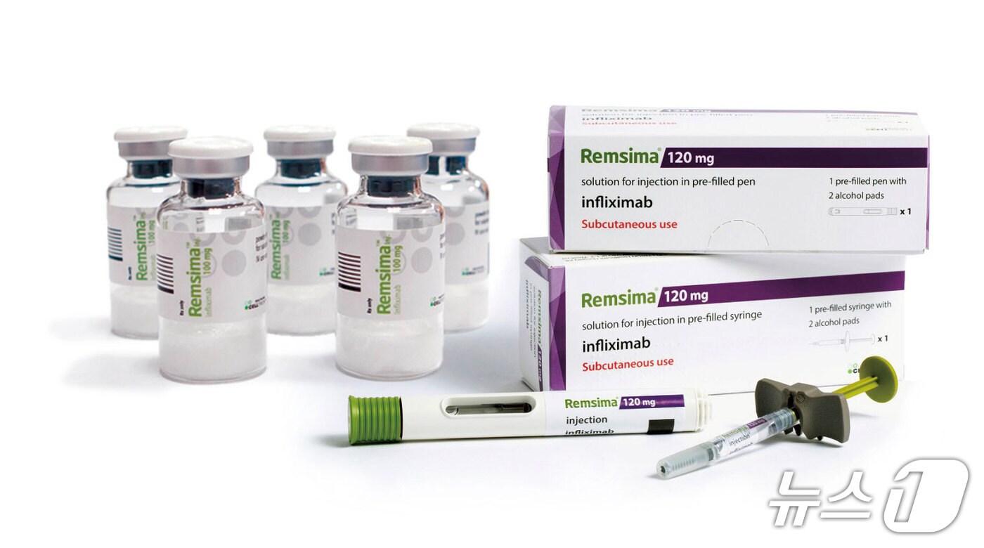 인플랙시맙 성분 바이오시밀러 램시마 정맥주사제형&#40;IV&#41;&#40;왼쪽&#41;과 피하주사제형&#40;SC&#41; 오토인젝터&#40;가운데&#41;, 프리필드 시린지&#40;오른쪽&#41;.&#40;셀트리온 제공&#41;/뉴스1