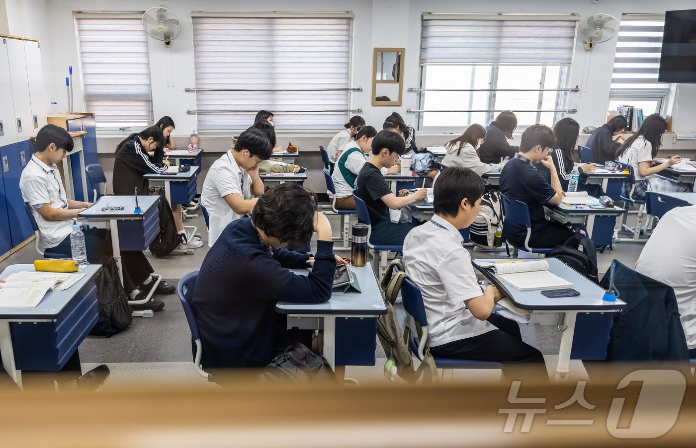 대학수학능력시험 6월 모의평가 시행일인 4일 오전 서울 금천구 금천고등학교에서 학생들이 시험 준비를 하고 있다. 2025.6.4/뉴스1 ⓒ News1 사진공동취재단