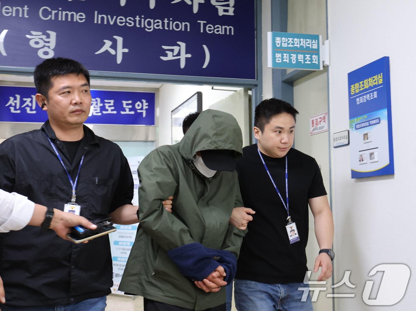 본문 이미지 - 진도에서 차량을 바다에 빠뜨려 일가족을 숨지게 한 40대 가장이 지난 6월 구속 전 피의자심문&#40;영장실질심사&#41;을 위해 광주 북부경찰서 유치장을 나서는 모습. &#40;뉴스1 DB&#41; 2025.6.4/뉴스1 ⓒ News1 박지현 기자