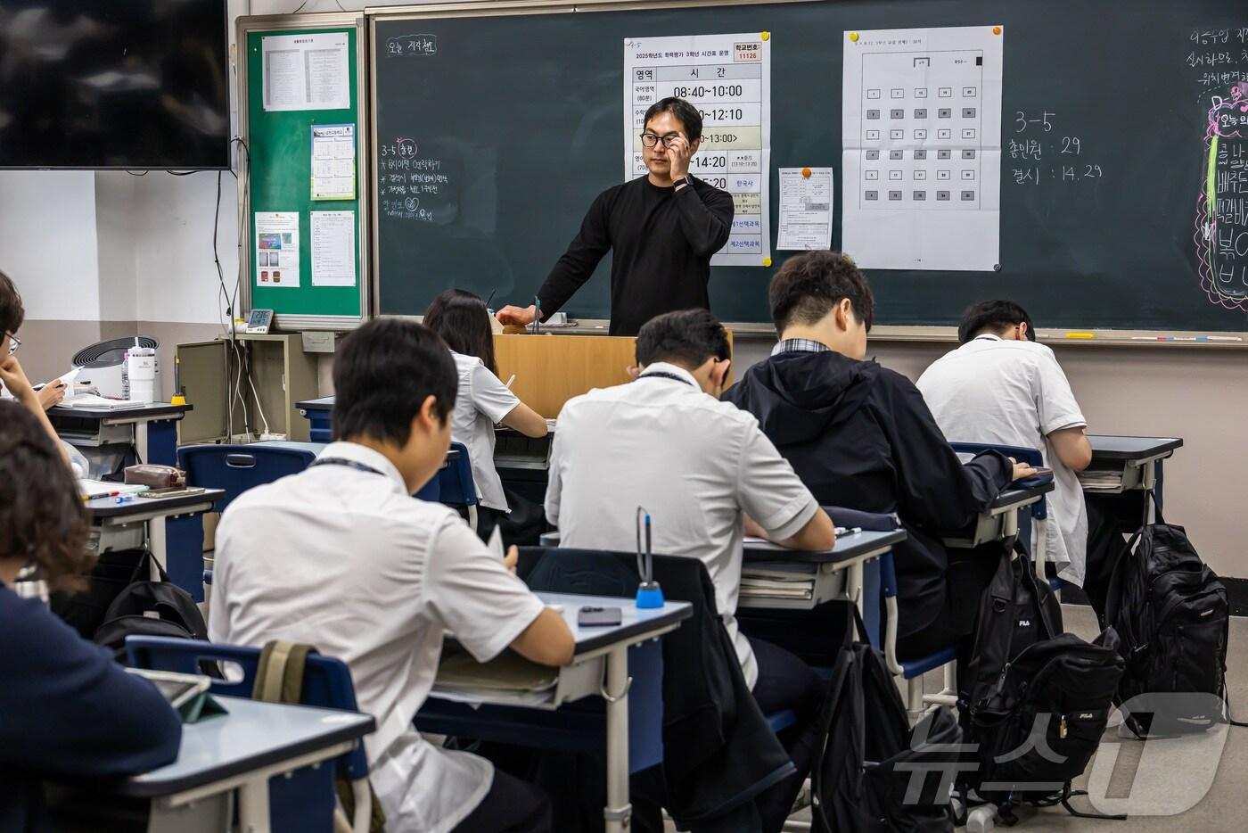 서울 금천구 금천고등학교에서 학생들이 시험 준비를 하고 있다. /뉴스1 ⓒ News1 사진공동취재단