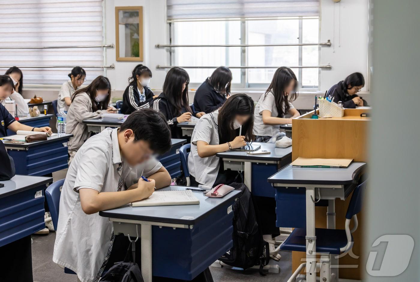 서울 금천구 금천고등학교에서 학생들이 시험 준비를 하고 있다. /뉴스1 ⓒ News1 사진공동취재단