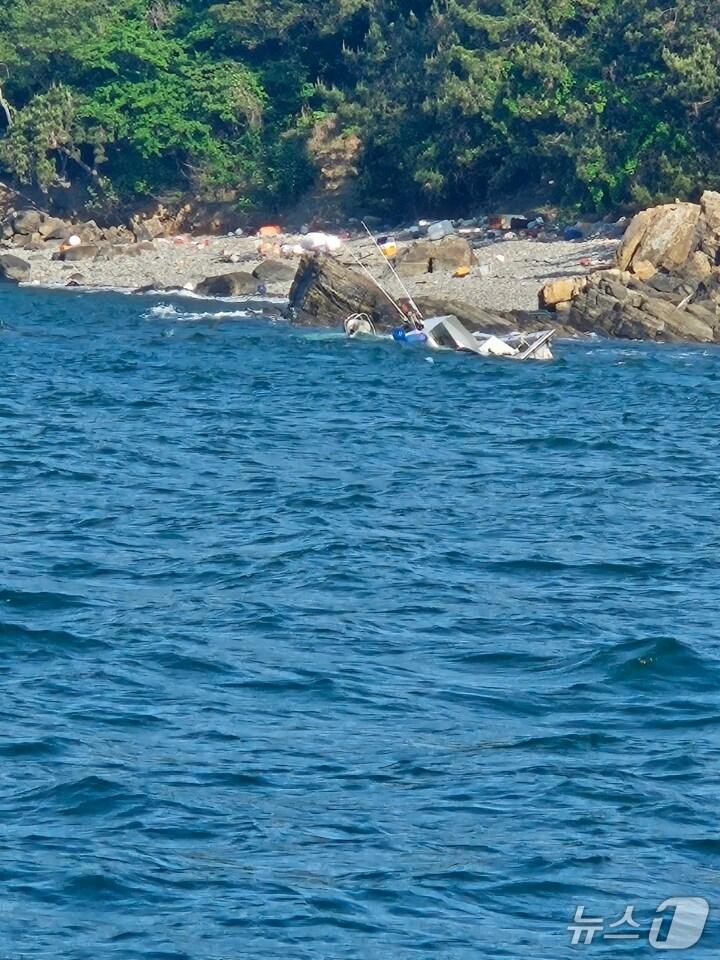 본문 이미지 - 4일 오전 8시 5분께 전북 군산시 옥도면 비안도 서쪽 1㎞ 해상에서 2.3톤급 어선 A호가 좌초돼 침수 중이다.(군산해경 제공, 재판매 및 DB금지)