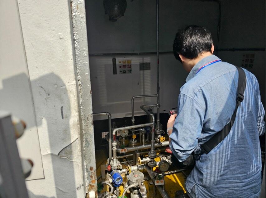 본문 이미지 - 가스 공급 시설을 합동 점검하는 모습(성동구 제공)