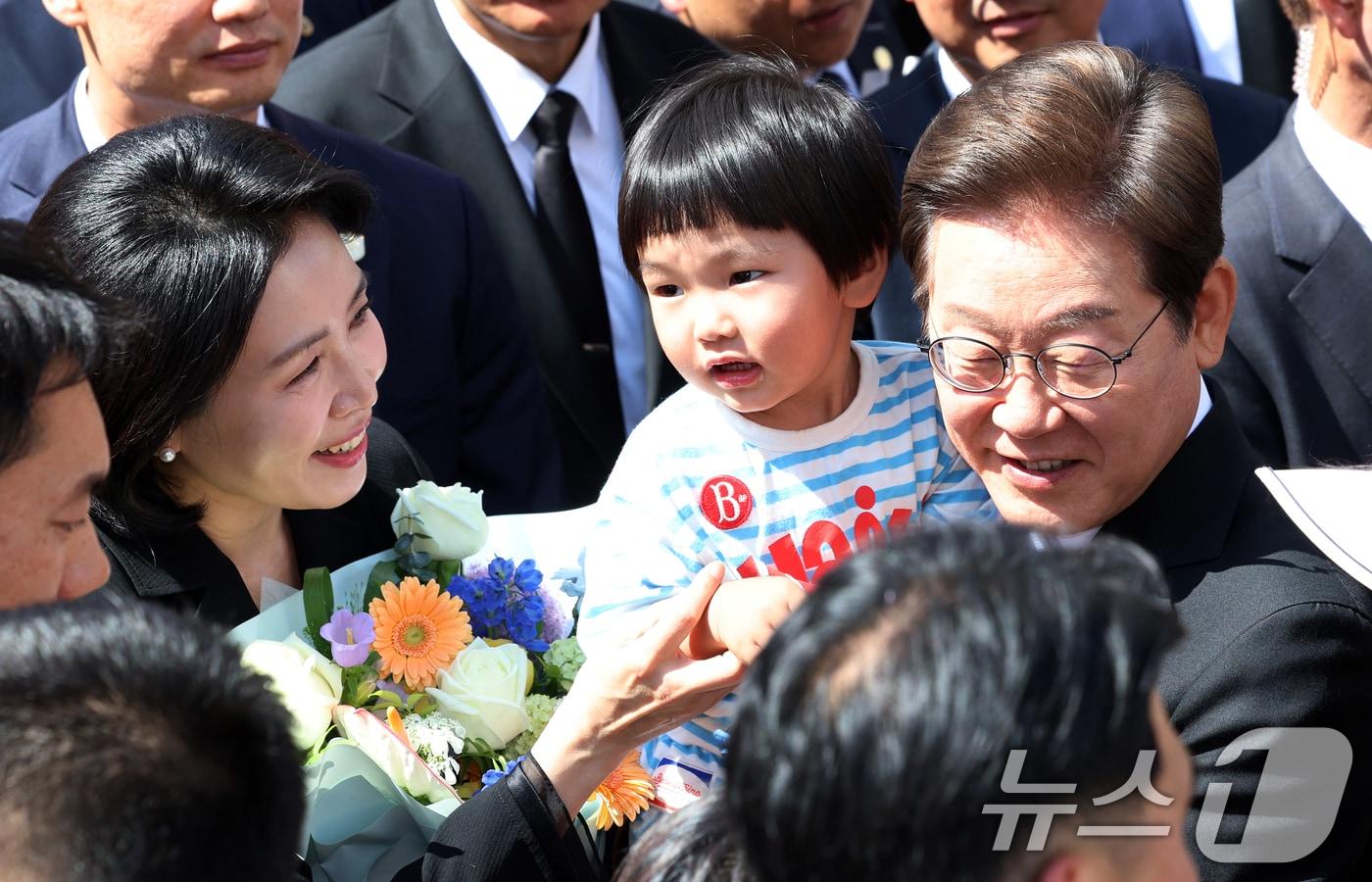 이재명 대통령과 김혜경 여사가 4일 오전 인천시 계양구 자택에서 나오며 환송나온 시민들과 인사를 하고 있다. 2025.6.4/뉴스1 ⓒ News1 김명섭 기자