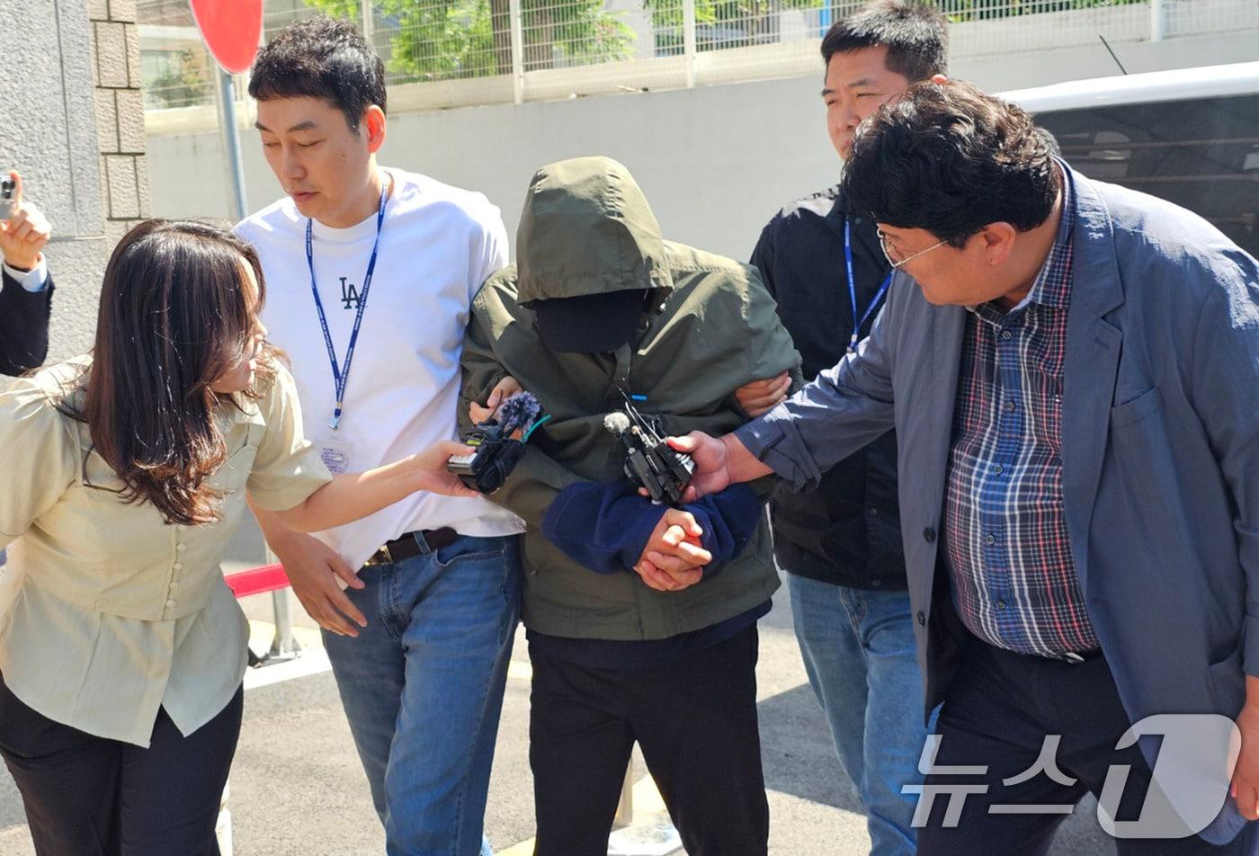 진도에서 차량을 바다에 빠뜨려 일가족을 숨지게 한 지 모 씨&#40;49&#41;가 4일 오전 구속 전 피의자심문&#40;영장실질심사&#41;을 위해 광주지방법원에 들어서고 있다. 2025.6.4/뉴스1 ⓒ News1 최성국 기자