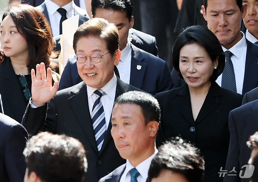 본문 이미지 - 이재명 대통령과 김혜경 여사가 제21대 대통령 임기를 시작한 4일 오전 인천 계양구 자택 앞에서 열린 주민 환송 행사를 마친 후 국립서울현충원으로 향하고 있다. 2025.6.4/뉴스1 ⓒ News1 오대일 기자