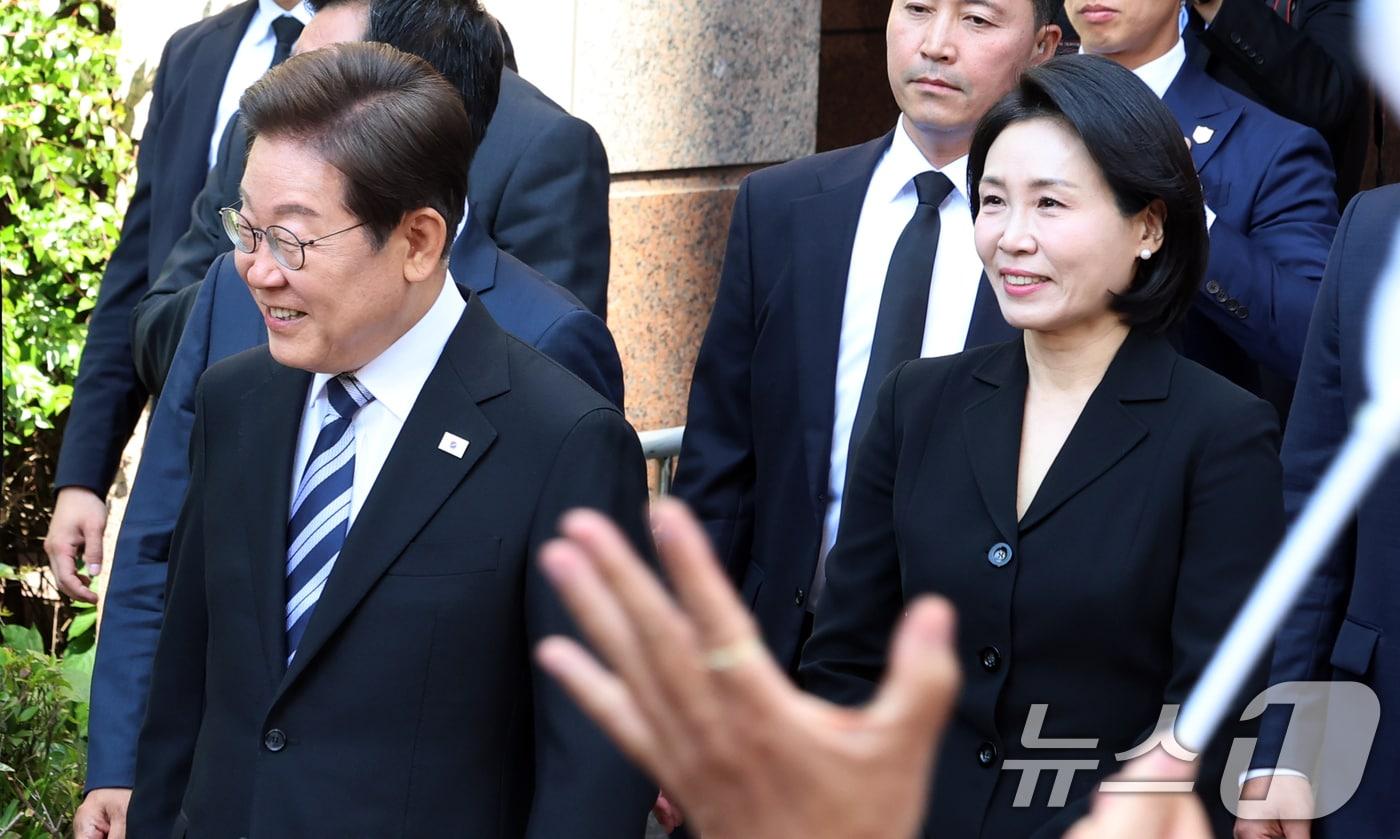 이재명 대통령과 김혜경 여사가 4일 오전 인천시 계양구 자택에서 나오며 환송나온 시민들과 인사를 하고 있다. 2025.6.4/뉴스1 ⓒ News1 김명섭 기자