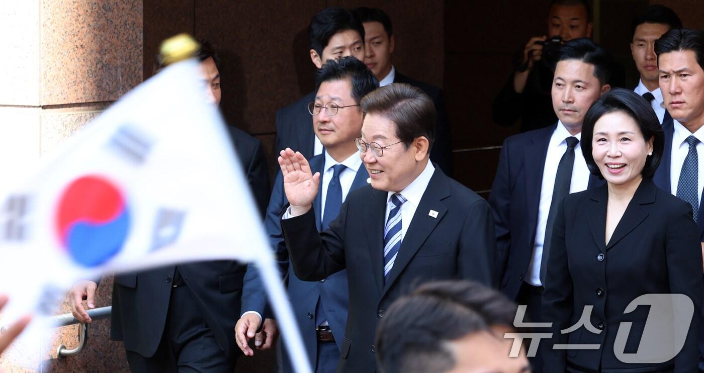 이재명 대통령과 김혜경 여사가 4일 오전 인천시 계양구 자택에서 나오며 환송나온 시민들과 인사를 하고 있다. 2025.6.4/뉴스1 ⓒ News1 김명섭 기자